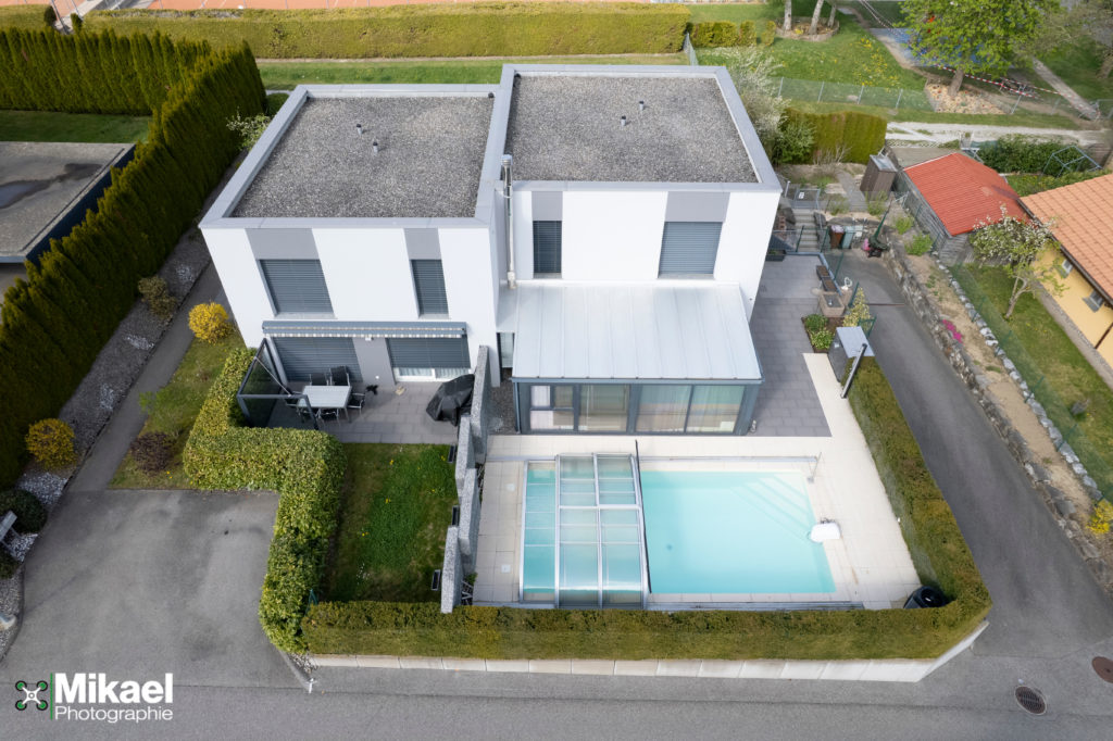 Vue aérienne 3/4 maison avec piscine — Romont