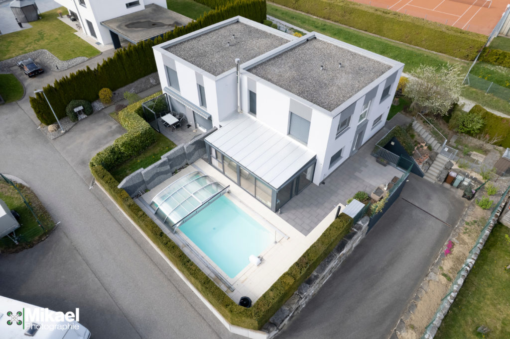 Vue aérienne maison, piscine et tennis — Romont